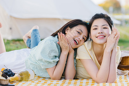 露营青春活泼的女性背景图片