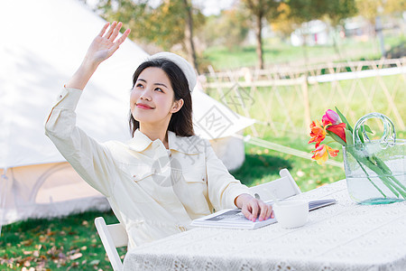 享受夏日的悠闲女性图片