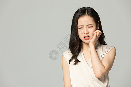 年轻女性牙疼口腔疾病背景图片