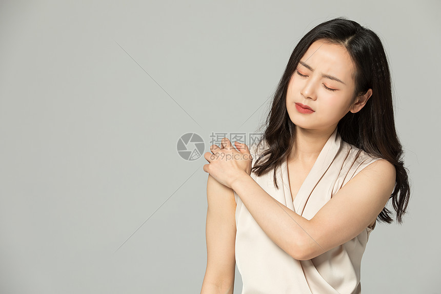 照片 人物情感 不舒服 女性肩膀疼痛不舒服.jpg860_573
