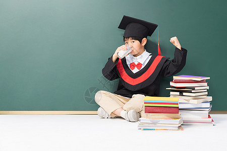 黑板前小学生小男孩坐黑板前喝牛奶背景