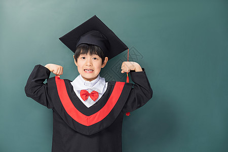 穿着学士服的小男孩高清图片