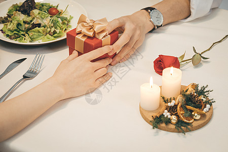 情人节情侣相亲约餐桌上送礼物背景图片