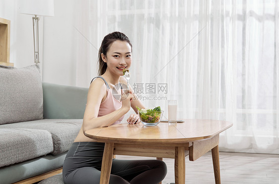 年轻女性居家健康饮食图片