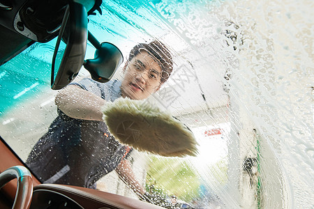 清洁工人洗车擦汽车玻璃高清图片