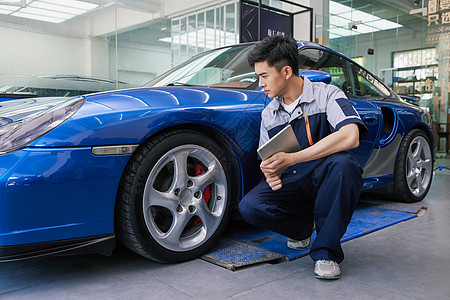 男性健身汽车修理工人拆卸汽车轮胎背景