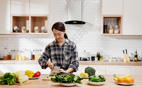 年轻女性居家在厨房做饭图片