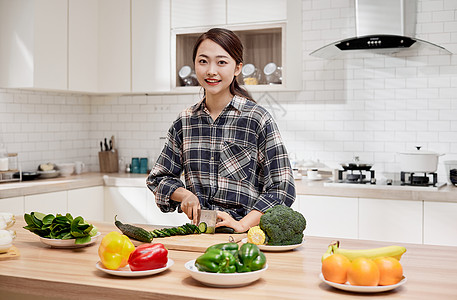 年轻女性居家在厨房做饭图片