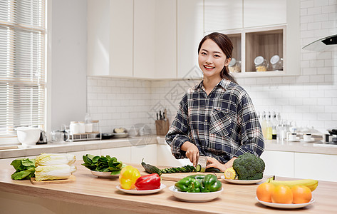 温馨居家年轻女性居家在厨房做饭背景