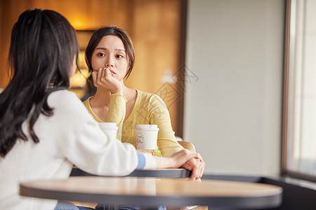 倾听闺蜜倾诉的女性高清图片