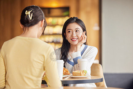 闺蜜二人坐在咖啡店聊天图片