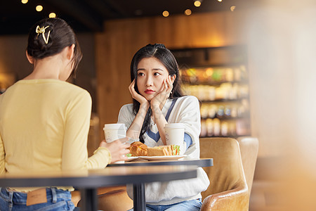 咖啡店里女性安慰闺蜜图片