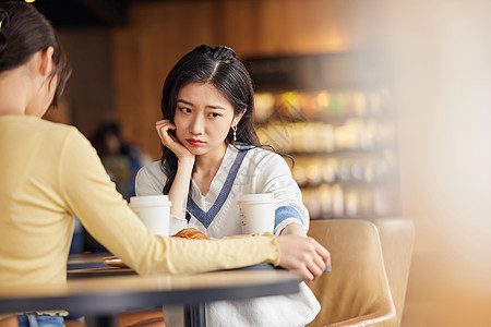 咖啡店里女性安慰闺蜜图片