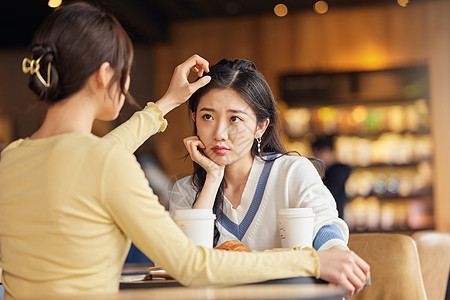 咖啡店里女性安慰闺蜜图片