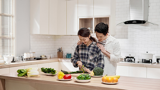 年轻情侣居家在厨房做饭图片