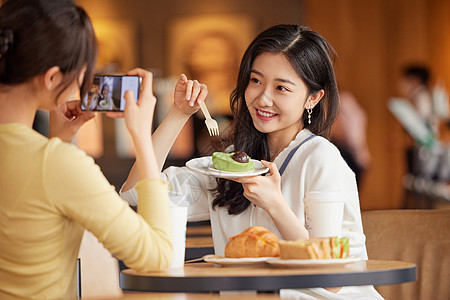 闺蜜聚餐帮朋友拍照的女性背景