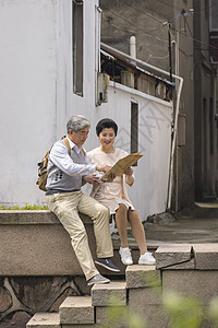 老年夫妻河畔边看地图图片