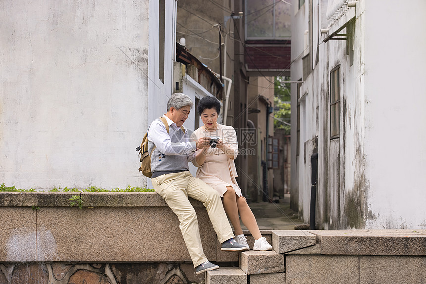 河畔旁边老年夫妻拍照图片