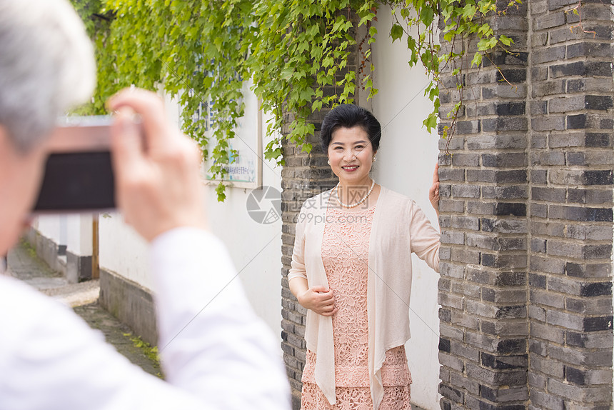 老年丈夫给妻子拍照图片