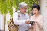 古镇老年夫妻旅游时拍照图片