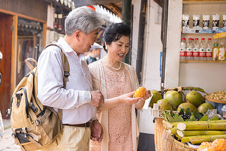 老年夫妻古镇旅游买东西背景