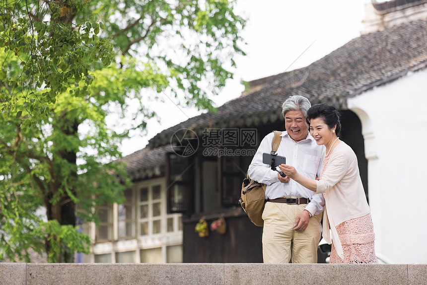 恩爱夫妻旅游自拍图片