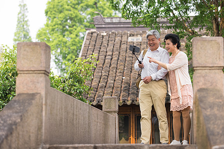 老年夫妻桥上自拍高清图片