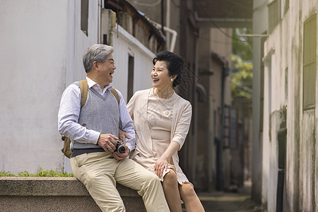 老年夫妻河畔小憩高清图片