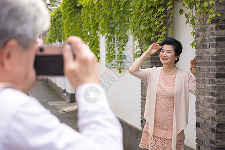 古镇老年丈夫给妻子拍照高清图片