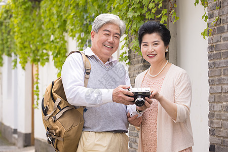 老年夫妻古镇巷子照相高清图片