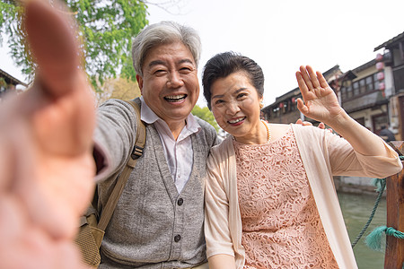 亚洲游客老年夫妻旅游时视频背景