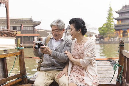 恩爱老年夫妻游船拍风景图片