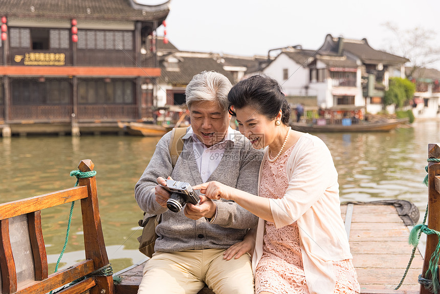 恩爱老年夫妻游船拍风景图片