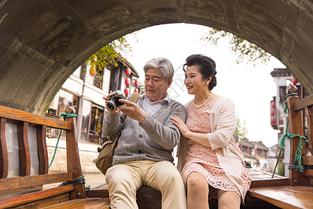 恩爱老年夫妻游船拍风景高清图片