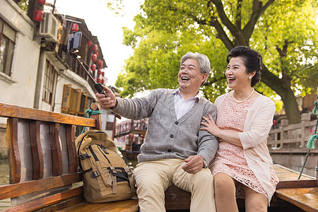 老年夫妻游船自拍图片