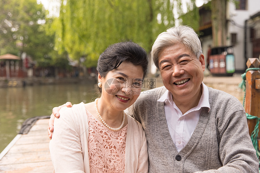 恩爱老年夫妻一同游船图片