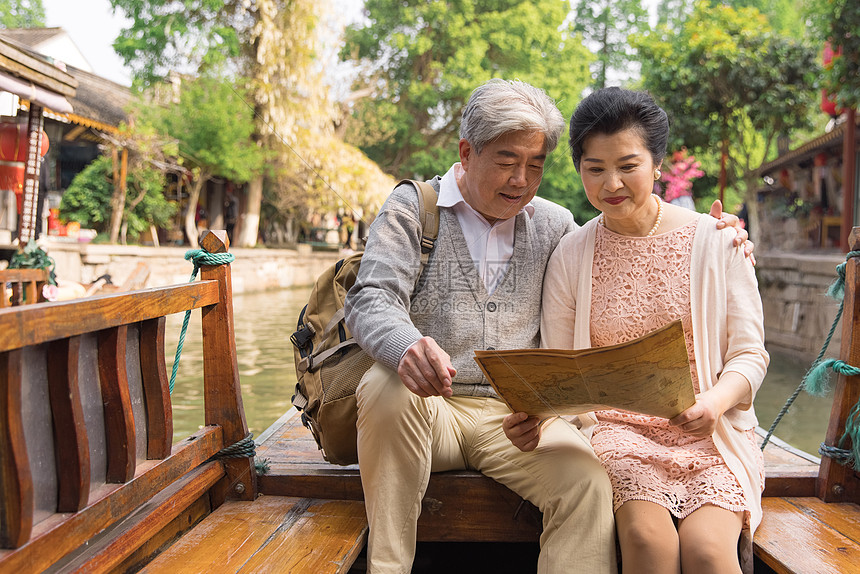 老年夫妻古镇游船看地图图片