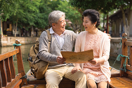 老年女人老年夫妻古镇游船看地图背景