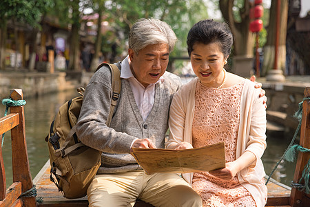 老年恩爱夫妻游船上看地图图片