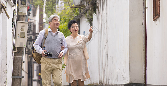 老年夫妻在古镇巷子游玩高清图片