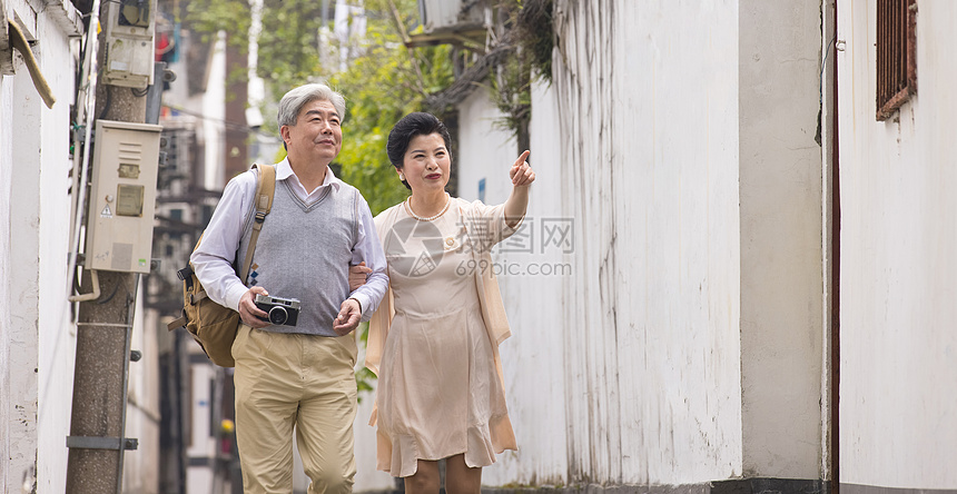 老年夫妻在古镇巷子游玩图片