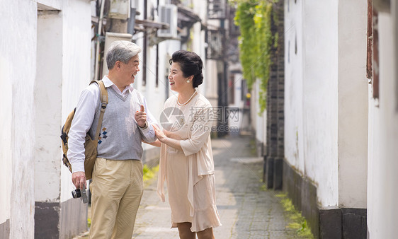 老年夫妻在古镇巷子游玩图片