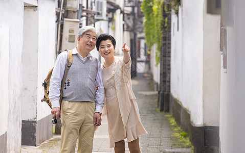 老年夫妻在古镇巷子游玩高清图片