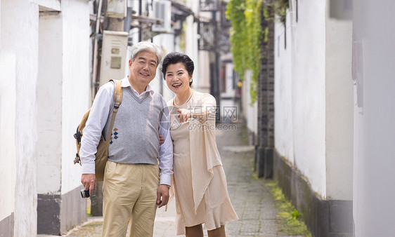 老年夫妻在古镇巷子游玩图片