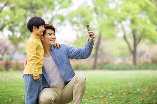 儿童节父子公园里拍照图片