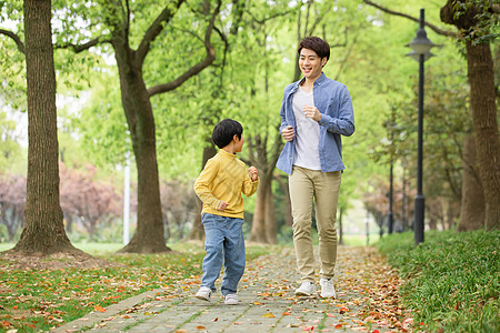 父亲儿子儿童节父子公园里游玩背景