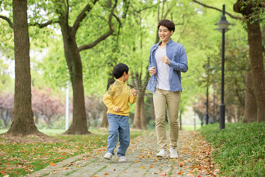 儿童节父子公园里游玩图片