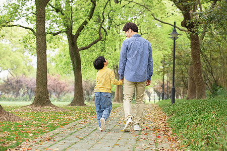 儿童节父子公园里游玩图片