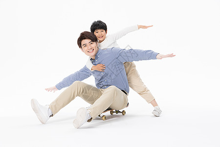 儿童节父子相伴玩滑板图片