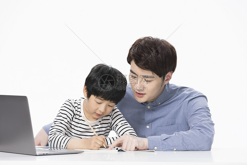 爸爸辅导儿子写作业